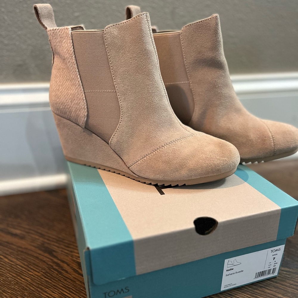 TOMS 8 Women's Tan Wedge Ankle Boots bootie slip on